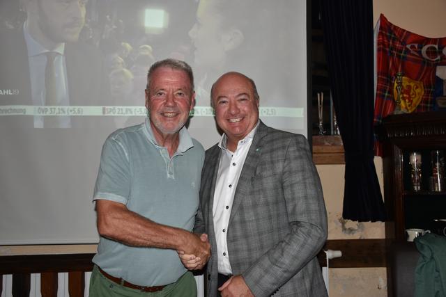 Gratulationen von Bgm. Klaus Schneeberger (l.) an ÖVP-Spitzenkandidat Christian Stocker.