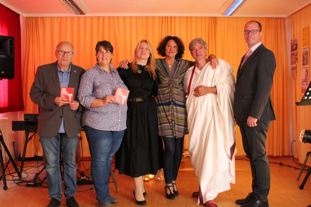 Foto: Gabriella Bösze
Das engagierte Team mit Museumsobmann Erwin Schübl, und Doris Ziliachovinos, Keyboardmusikbegleitung und Synthisizer: Susanna Mazakarini, Vocals und Recherche: Claudia Hoff, Imperator: Bernhard Tobias, Petronell-Carnuntums Bgm. Martin Almstädter 
