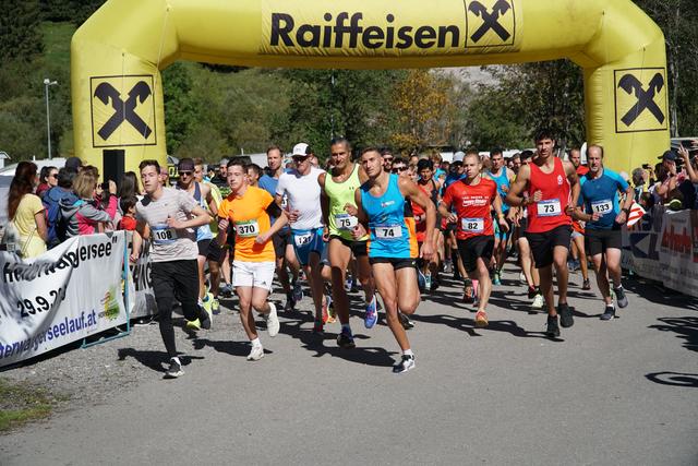 Start frei zum Hauptlauf. Dominic Poberschnigg (Nr. 74) ging nach 10,3 km als Sieger über die Ziellinie. | Foto: Reichel