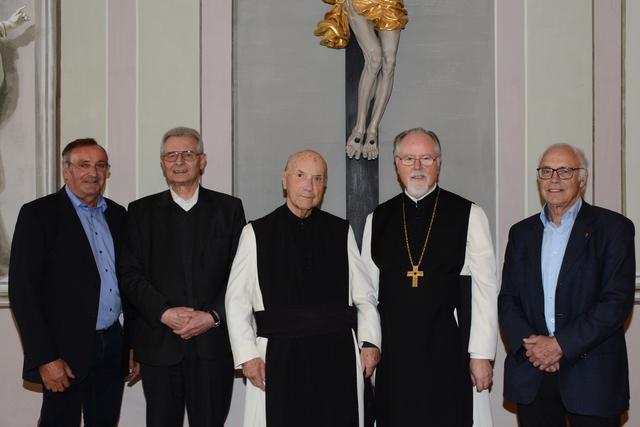 Im Bild: Vzbgm. ÖkR Emil Zangerl, Pfarrvikar Michael Stieber, Jubilar Prof. Cons. Mag. Pater Robert Zangerl (3. v.l.), Abt des Stiftes Stams - Hofrat Dir. Mag. German Erd, Pfarrkirchen- u. Pfarrgemeinderats Obm. aus Ischgl Herbert Aloys