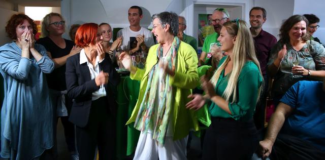 Grüner Jubel: Regina Petrik und die Spitzenkandidatinnen Irmi Salzer und Mirjam Kayer freuen sich über deutliche Zugewinne.