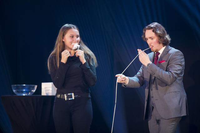 Der Linzer Zauberkünstler Nikolaus Fortelni steht beim 1. Linzer Magic Slam im Casino auf der Bühne. | Foto: Leo Neumayr