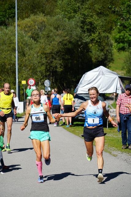 Eva-Maria Spielvogel (li) näherte sich Hand in Hand mit Andrea Weber dem Ziel. Hier ließ Weber der Gastläuferin den Vortritt. | Foto: Reichel