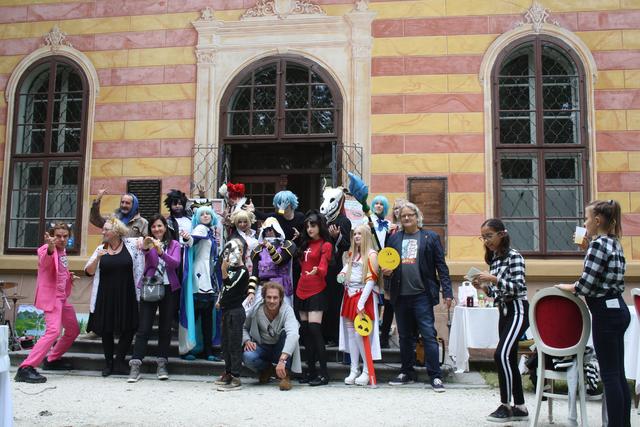 Eine Gruppe von Cosplayern vorm Parkschlössl.
