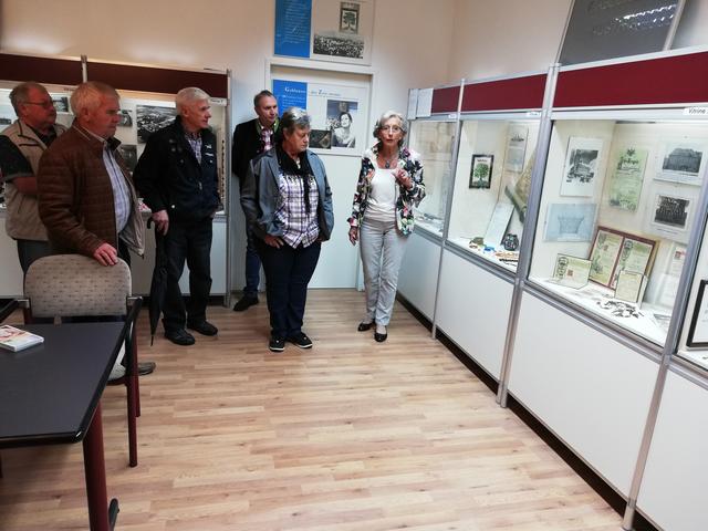 Die Reisegruppe im Gablonzer Museum Enns