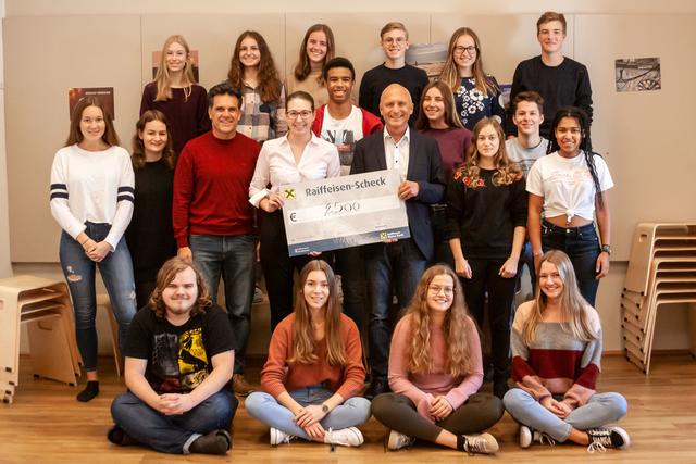 Die Schüler mit Direktor Josef Ratzenböck und Professor Harald Kirchmayr. | Foto: Klaus Huemer