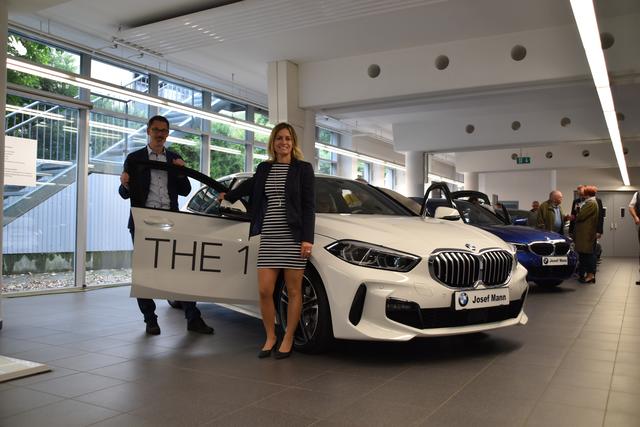 Die beiden Geschäftsführer Martina und Thomas Puhm mit dem neuen 1er-BMW. | Foto: Lettner