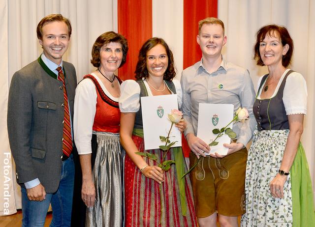 Gratulieren: Bgm. Johannes Wagner, Direktorin Rosemarie Langbauer, Referatsleiterin Gesundheitsberufe Karin Pesl-Ulm mit einer Absolventin und einem Absolventen (v.l.n.r.) | Foto:  Foto Andrea