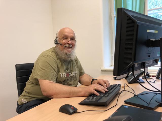 Hilft freiwillig beim Kältetelefon mit: Martin Stelzig in der Telefonzentrale in der Währinger Lacknergasse. | Foto: Thomas Netopilik