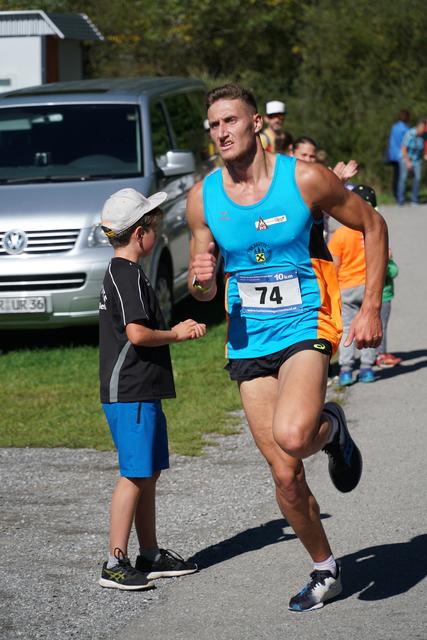 Das Ziel vor Augen: Dominic Poberschnigg siegte überlegen. | Foto: Reichel