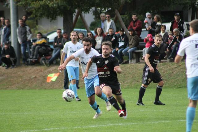 Schönwies/Mils mit Ardit Aliu (schwarzes Trikot) erkämpfte sich den Sieg gegen den FC Stubai und kletterte damit an die LLW-Tabellenspitze. | Foto: Julian Wiederin
