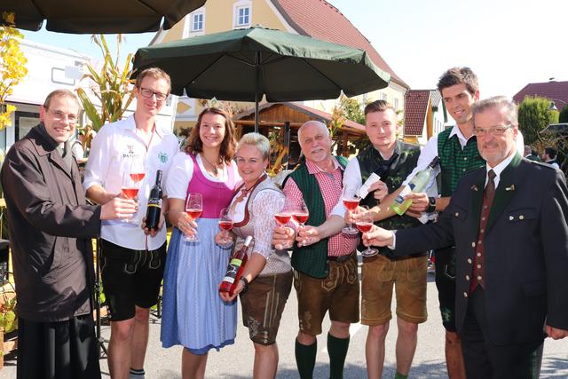 Gute Stimmung mit Weinkönigin Katrin, Provisor Wolfgang Pristavec und Bgm. Engelbert Huber | Foto: Cescutti