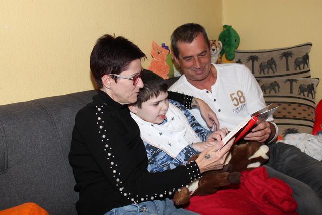 "Er ist unser Sonnenschein, wenn wir noch mehr geben könnten, würden wir es tun", erzählen Marcos Eltern Doris und Bernhard Hintringer. | Foto: Mittermayr