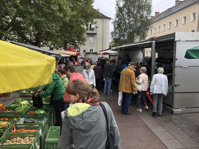 Gemüse und Fleisch sind die großen Frequenzbringer am Bindermichl-Markt. | Foto: BRS/Diabl