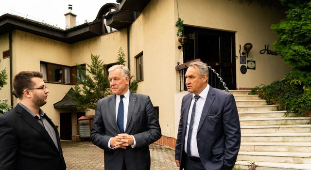 GR Thomas Tweraser, LR Martin Eichtinger und Bgm. Josef Schmidl-haberleitner begutachteten Gemeinden den Ortsteil Bartberg. | Foto: Gmde Pressbaum