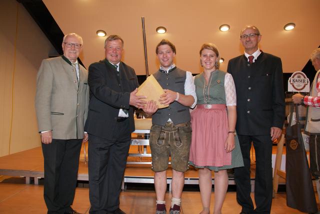 Offizieller Käseanschnitt bei der 25. Internationalen Almkäseolympiade in Galtür: BH Johannes Nöbl, LR Bernhard Tilg, Obmann Daniel Kathrein, Obfrau Maria Mattle (beide Landjugend Galtür) und Bgm. Anton Mattle.