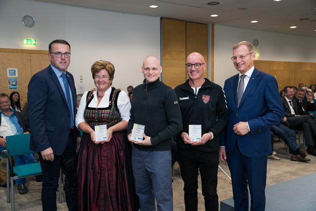 Oliver Haas (3. v. l.) nahm stellvertretend für seinen Verein den Preis im Bildungshaus St. Magdalena entgegen. | Foto: Shaolin Tempel Steyr