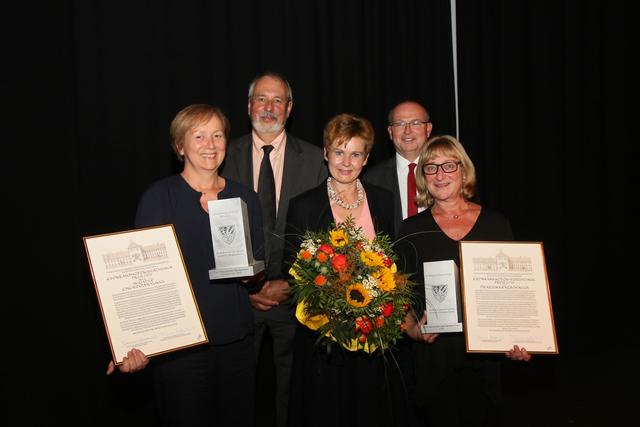 Die Preisträger mit Ehrengästen (v. li.): Obfrau Eva Reiter-Scholl vom Verein "Initiative Eine Welt", Florian Kotanko, Botschafterin Sylvia Meier-Kajbic, Bürgermeister Johannes Waidbacher und Regina Watschinger. | Foto: Geiring