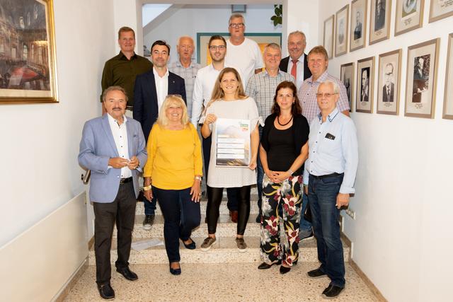 Bürgermeister Hans Rädler, GGR Rudolfine Rädler, GR Bärbel Stockinger, GR Andrea Engelschall, Vizebürgermeister Alois Hahn, mittlere Reihe,: GR Christian Rädler, Christoph Stelzer, GR Franz Hauck, GGR Gerhard Puffitsch, hintere Reihe: GR Reinhard Piribauer, GGR Karl Stachel, GR Harald Wrede, GGR Bernhard Treibenreif.