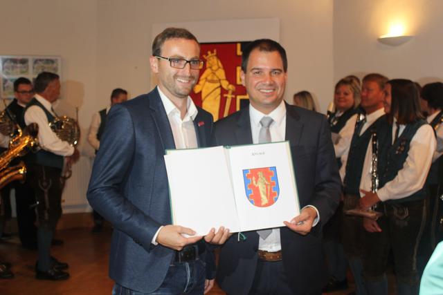 Der optische Abschluss der Fusion: Michael Schickhofer überreichte Jochen Jance das neue Wappen für St. Barbara. | Foto: Hofbauer
