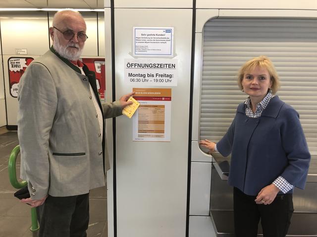 Antragssteller BezR. Mag. Klaus Daubeck und Bezirksvorsteherin Mag. Silke Kobald vor der (bald) geschlossenen Vorverkaufsstelle
 | Foto: BV Hietzing