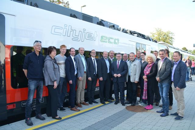 Großes Fest am Scheibbser Bahnhof: Viele Besucher wollten den neuen Cityjet eco auf der Erlauftalbahn begutachten. | Foto: Roland Mayr