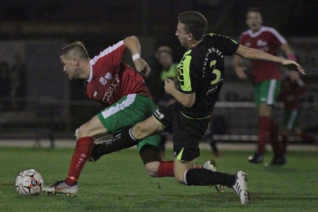 Der Perger Defensiv-Bolzen Manuel Gratzl mit einem erfolgreichen Tackling gegen den starken Freudenthaler.