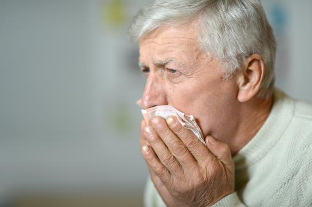 Husten und Auswurf zählen zu den Hauptsymptomen bei COPD.  | Foto:  Ruslan Huzau / shutterstock.com
