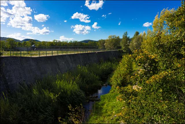 Verflixt, wieder ein Mauer, die ich gerne queren würde, aber nicht darf, weil ja nur die für die Aufsicht zuständigen Mitarbeiter Zutritt haben. Nicht meckern ist die Devise. Auch vom Brückweg aus ist der Anblick ein schöner.  | Foto: ©Sylvia S., Aus meiner Reihe "Wiens Grünoasen"
