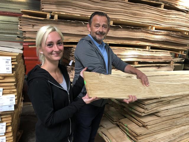 Millimetergenaue Arbeit: Martin Dobnik (mit Kollegin Melanie Trobos-Pinter) zeigt, wie aus einem Baum edles, natürliches Furnier wird.