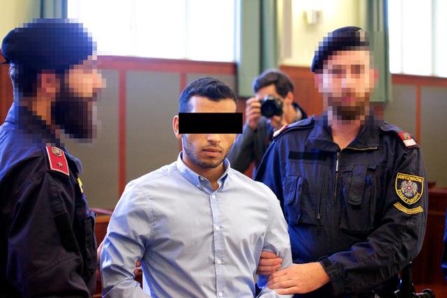 Der 19-Jährige wartet auf den Prozess.