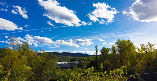 Kreuz und quer im Flugverkehr und von rechts oben kommen die Lichtstrahlen der Sonne durch die Wolken, als ob sie die Flieger hypnotisieren wollten. | Foto: ©Sylvia S., Aus meiner Reihe "Wiens Grünoasen"