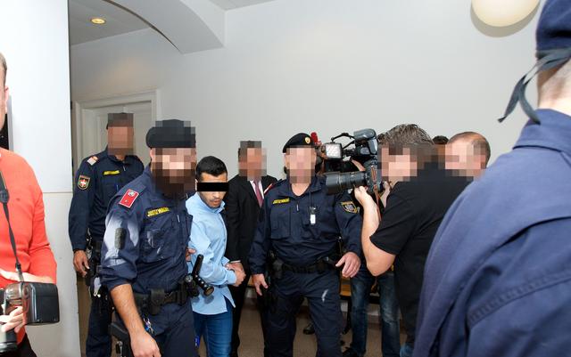 Yazan A. wird zum Gerichtssaal gebracht.