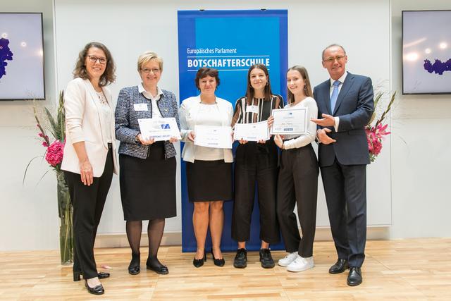 Verleihungszeremonie "Botschafterschule des Europäischen Parlaments":  Bildungsministerin Iris Rauskala, Direktorin Eva Tomaschek, Seniorbotschafterin Professorin Gerlinde Lick, die Juniorbotschafterinnen Lena Brunner und Anja Ruppnig und EP-Vizepräsident Othmar Karas (v.l.). | Foto: APA/Rastegar