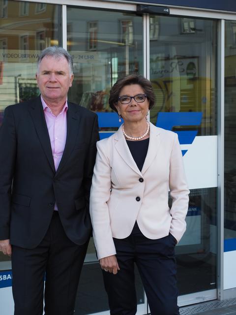 Volksbank-Führungskräfte: Regionalleiter Hermann Obergruber, Generaldirektorin Regina Ovesny-Straka.