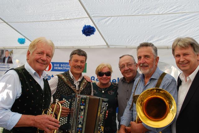 Zu Sturm und Maroni hat Vzbgm. Wolfgang Lagger (re) auch regionale Musikanten eingeladen. | Foto: KK