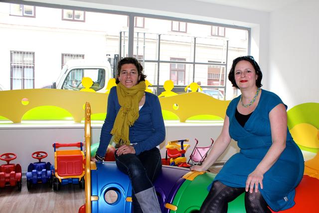 Das Spielzeug in der "Kichererbse" muss bis Jahresende ohne Kinder auskommen. Barbara Matschnig und Isabelle Uhl bedauern.