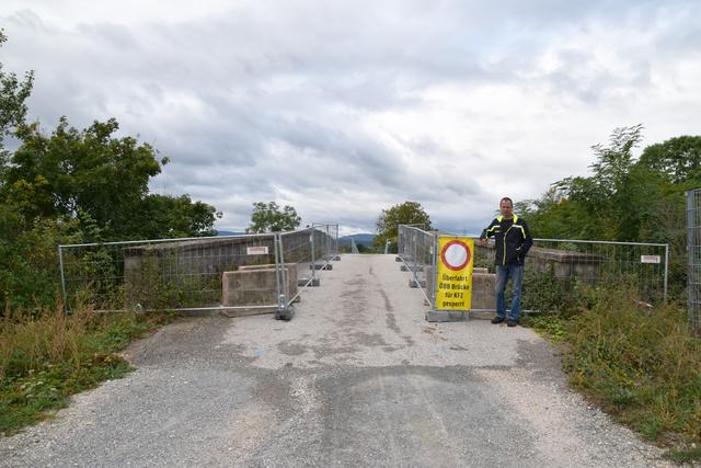 Gemeinderat Mayer vor versperrter Brücke.  | Foto: E. Schmidbauer