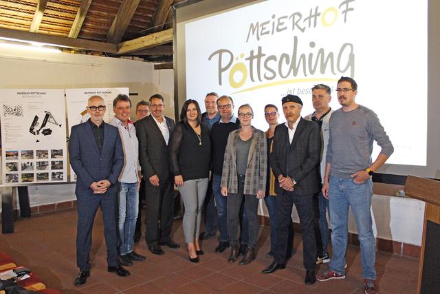 Neugestaltung präsentiert: v.l.n.r.: Heinz Gerbl, Rudolf Knotzer, Helmut Kraut, Christoph Mezgolits, Astrid Eisenkopf, Guido Steiger, Bürgermeister Martin Mitteregger, VBgm. Laura Moser, Cornelia Wesselich, Willibald Macheiner, Karl Pachler und Bernhard Ebner
 | Foto: Gemeinde Pöttsching