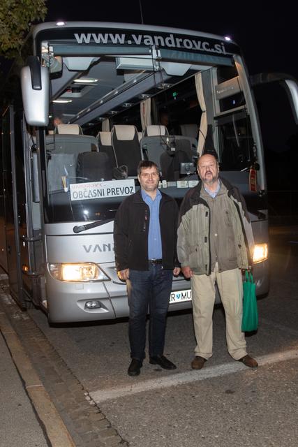 Start im Morgengrauen am Messe-Haupteingang. Fahrer und Reiseleiter noch frisch und ausgeruht...