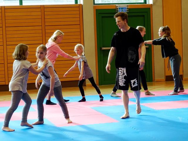 Kickbox-Profi Patrick Kalcher zeigt den Kids, wie es geht. | Foto: KK