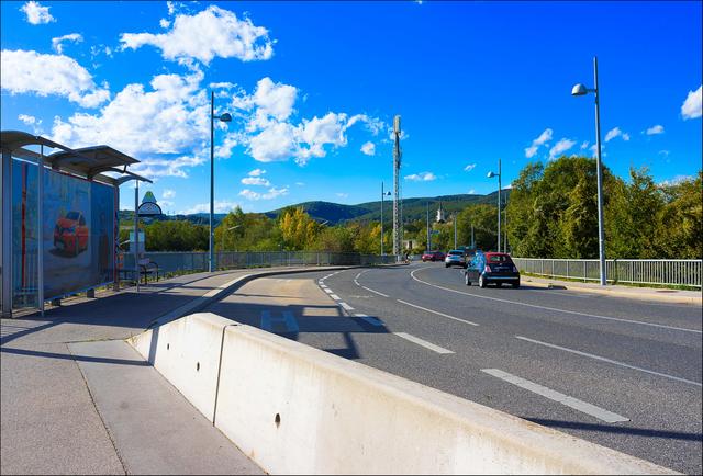 Nicht nur die Schnellbahnen führen zu diesem wundervollen Ort, es gibt auch Busverbindung - Wiener Linien, Post und ÖBB sei's gedankt. So schaffte ich es gestern, ermüdet vom starken Sturm in einer Rekordzeit von einer halben Stunde von Wolf in der Au nach Simmering zu gelangen und von dort in weiteren 15 Min. nach Favoriten. Das soll mal jemand mit dem Auto schaffen während der Hauptverkehrszeiten! | Foto: ©Sylvia S., Aus meiner Reihe "Wiens Grünoasen"