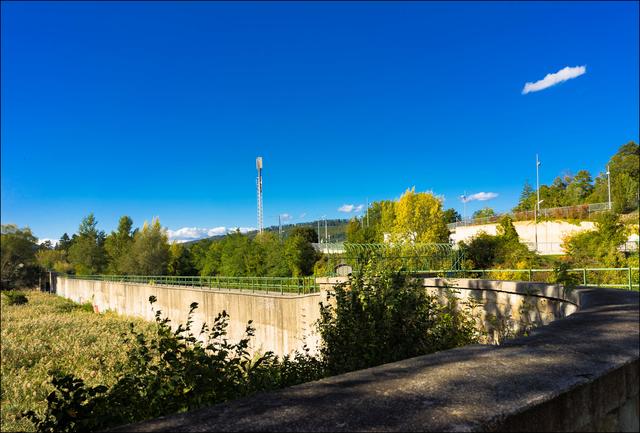Dankbar stehe ich an der Brückenmauer, die etwas Sturmschutz bietet ... | Foto: ©Sylvia S., Aus meiner Reihe "Wiens Grünoasen"