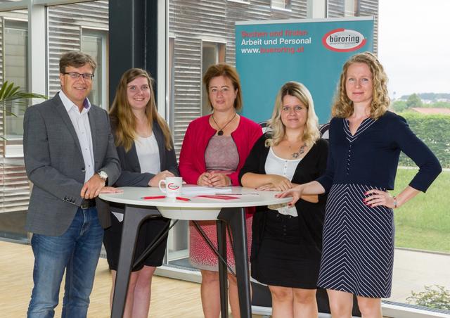 Regionalleiter Johann Reisecker, Theresa Daxner, Martina Lemke, Ramona Schwarz und Teamleiterin Maria Hitzenberger.