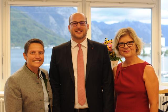 Julia Stöhr, Bezirksvorsitzende FidW, Stefan Prohaska, Oberbank Gmunden und Carolin Maaß