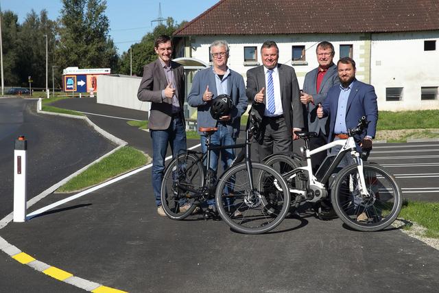 Daumen hoch für die neue Radhauptroute Steyregg. (v.li.: Vizebürgermeister Michael Leitner, Bürgermeister Johann Würzburger, Landesrat Günther Steinkellner, Vizebürgermeister Gerhard Hintringer und Amtsleiter Michael Öhlinger.) | Foto: Land OÖ/Ernst Grilnberger