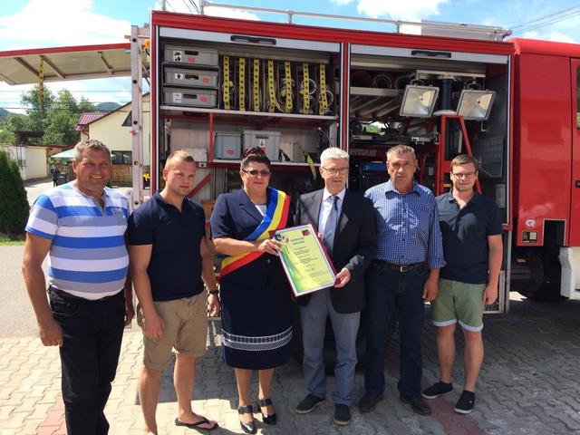 Die Neukirchner mit Bürgermeister Kurt Kaiserseder (3. v. r.) bei der Feuewehrautoübergabe in der Partnergemeinde Tarna Mare.