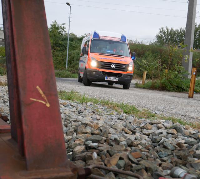 Wiener Berufsrettung und Wiener Berufsfeuerwehr retteten den verunglückten Bauarbeiter. | Foto: Berufsrettung Wien