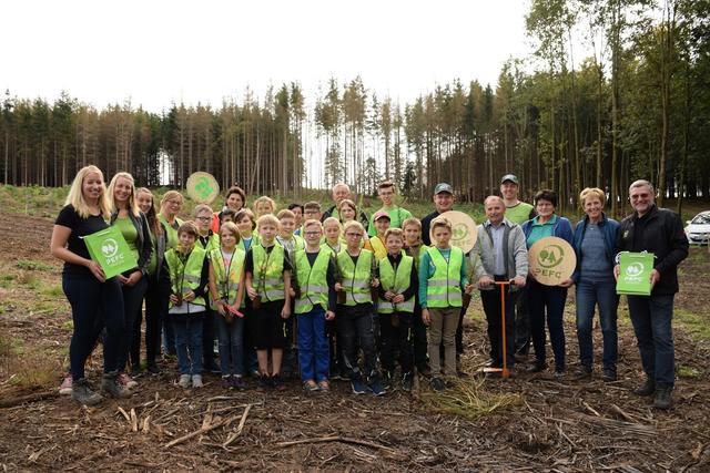 Julia Mendlig, Andrea Mendlig, Karin Mendlig, Gabriele Mendlig, Johanna Dollensky, Reinhard Mendlig, Sebastian Fischer, Florian Pelz, Josef Reischl, Michael Mendlig, Erika Lebersorger, Edith Ramskogler und Dr. Ramskogler (PEFC Obmann) mit den Schülern bei der Baumpflanz-Aktion. | Foto: PEFC