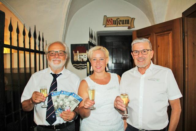 Mehrsprachige Beschreibungen der historischen Zeitzeugen im Donaumarkt unterstützen die Besucher beim Rundgang in ihrer jeweiligen Sprache.
Gottfried Kraft, Anita Peterseil und Hans Wörnhörer stoßen an auf die gelungene Produktion der historischen Rundgangsbroschüre.